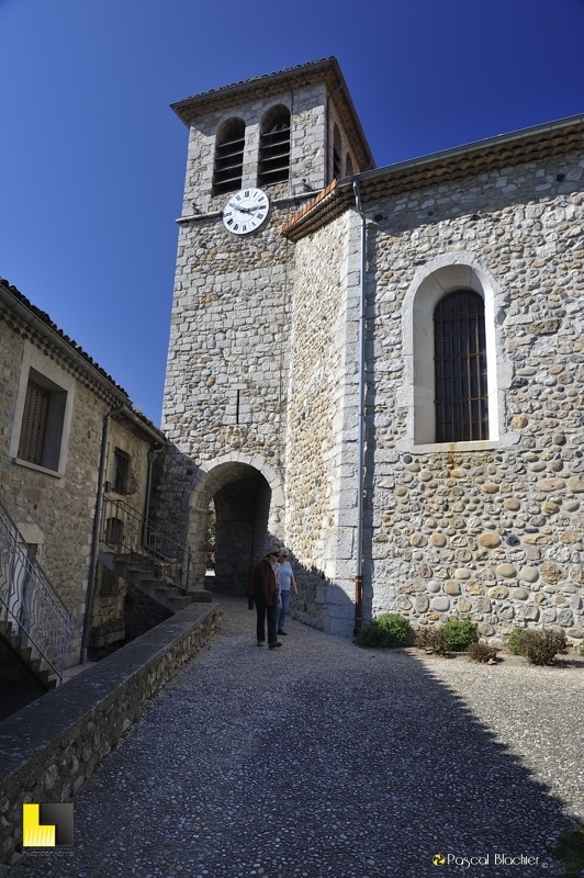 Valérie et Félicienne blachier devant l'église de vogue photo Pascal Blachier