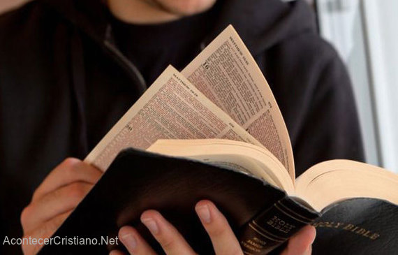Mayoría de cristianos británicos no leen la Biblia y no asisten a la iglesia Hombre leyendo la Biblia