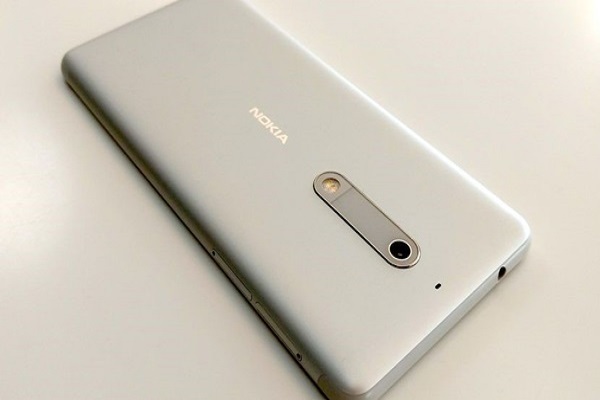 thay pin nokia 5