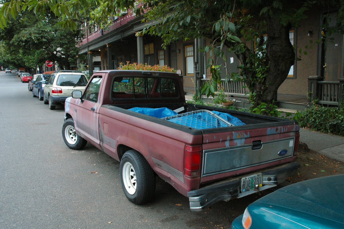 OLD PARKED CARS.: 1989 Ford Ranger XLT Lariat.