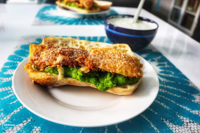 Pikantny rybny burger z puree z groszku i mięty, domowy sos tatarski