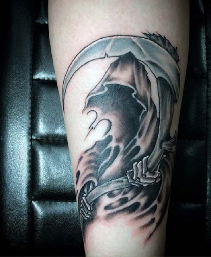 Sem rosto Grim Reaper tatuagem. O rosto do Grim Reaper é focada e em vez de um rosto tudo o que se pode ver é um vazio infinito de escuridão, como a sua ósseas mãos segurando a foice.