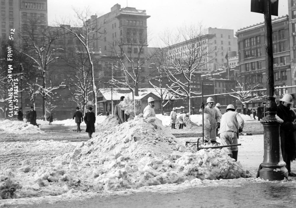 Amazing Vintage Photos of Street Cleaners in New York City From Between
