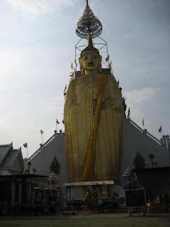 Stehender Buddha in Bangkok