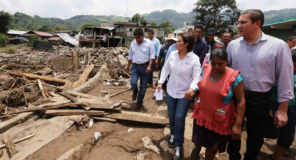 Moreno Valle y Rosario Robles supervisan el albergue y las viviendas afectadas en Tlaola
