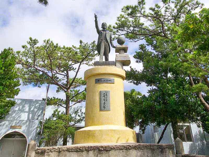 statue pointing, Kyuzo Toyama, Emigrate east