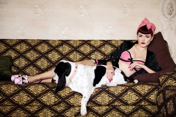 Ivana Gretel Macabre deviantart fotos modelo ruiva pin-up Dividindo um doce com o cachorro