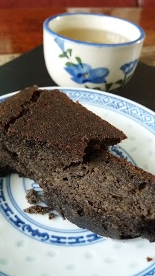 Gâteau sésame noir;cuit à la poêle;gonflé,moelleux,texture humide;j'adore!