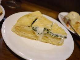 Tortilla rellena de espinacas y queso. Tienda de ultramarinos- bar El Veedor Tortilla rellena de espinacas y queso. Tienda de ultramarinos- bar El Veedor