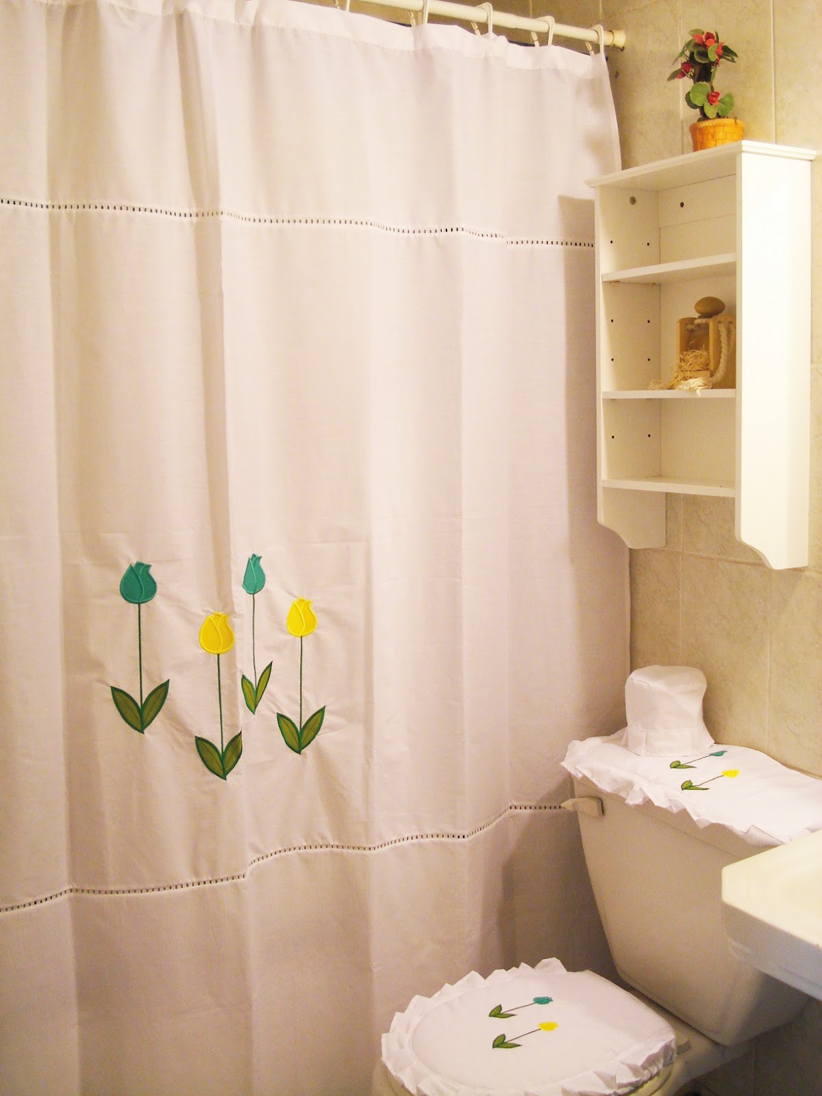 RVA Diseños | Cortinas y Set de Baño: Set de baño - Bordado Tulipán