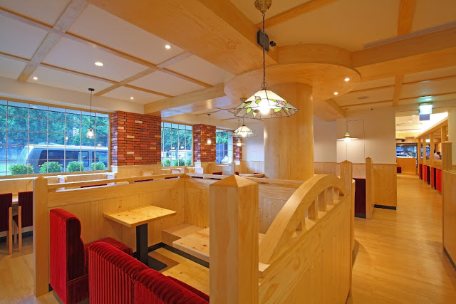 客美多咖啡敦南信義店,店裝採用原木搭配紅色沙發走日式洋風設計,3大片採光大窗迎來敦南綠意及陽光,在都會中卻有親近大自然之感。也是全台最大店點