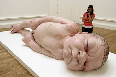 recién nacido escultura de ron mueck el arte hiperrealista de ron mueck