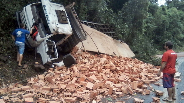 Caminhão carregado de tijolos quase tomba e deixa carga espalhada na estrada