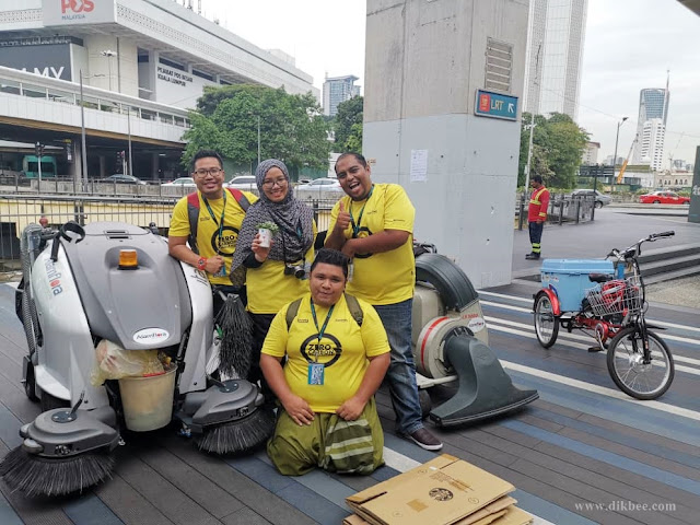 Bergambar dengan peralatan berkonsepkan mesra alam sekitar seperti ITALA, EGO Blower, Electro Vacuum dan Scooter Electric Zero Carbon Challenge Eco Race 2019