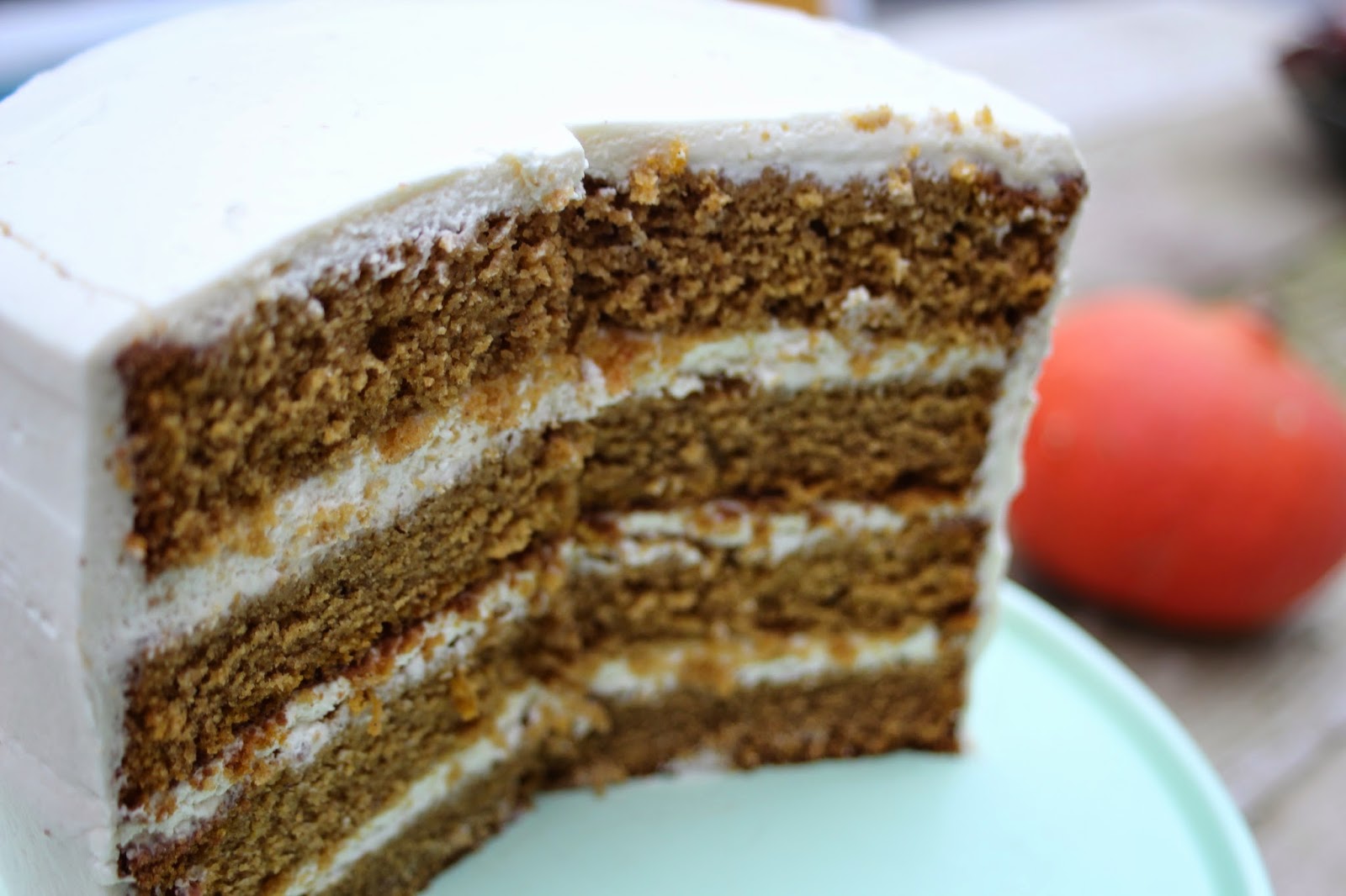 Paulas Frauchen: Kürbis‑Gewürz‑Torte mit weißer Schokoladencrème
