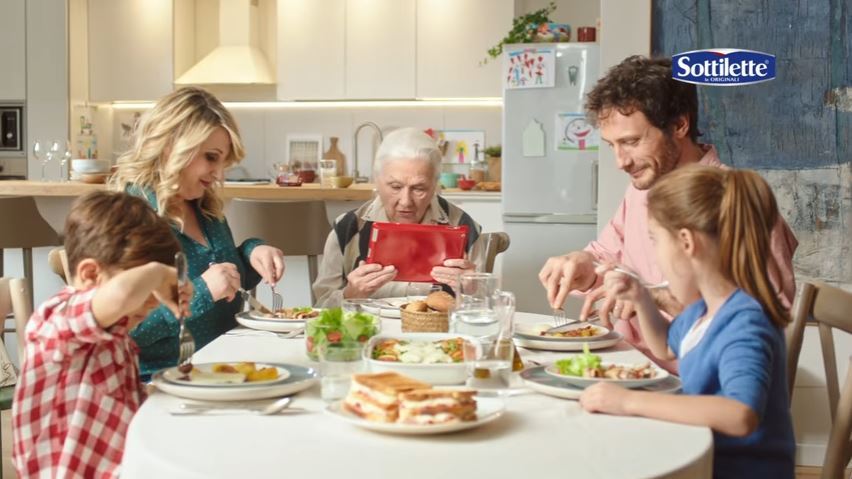 Attice Sottilette pubblicità facciamole più spesso con Foto - Testimonial Spot Pubblicitario 2017