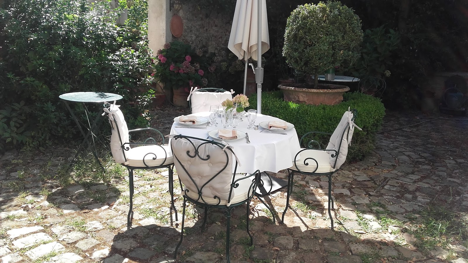 Positive Eating Living Déjeuner D été Sur La Terre Même Pour Un Déjeuner Ordinaire J En Profite Toujours Dresser Une Très Belle Table Avec