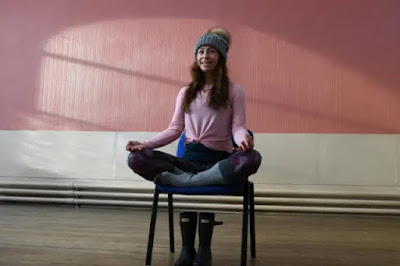 Yoga trên ghế- Hình thức tập luyện cực kỳ đặc biệt ở các nước phương Tây Yoga trên ghế- Hình thức tập luyện cực kỳ đặc biệt ở các nước phương Tây