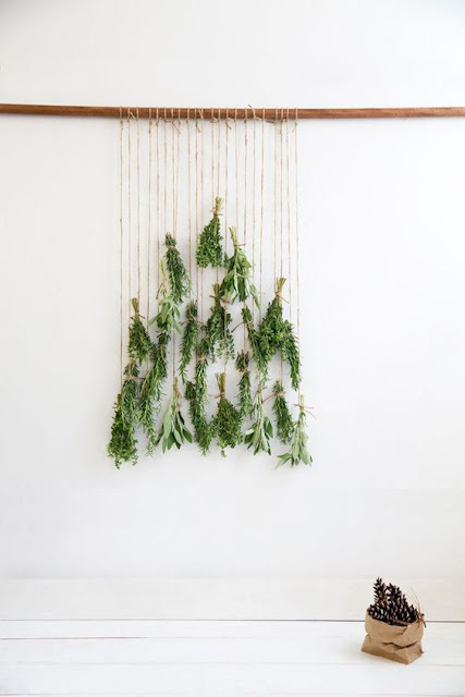Árbol de Navidad boho Árbol de Navidad boho hecho con ramas aromáticas y cuerda