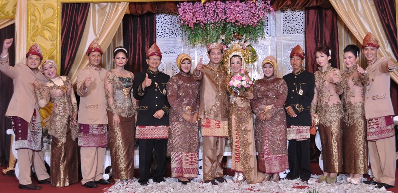 gaun pesta seragam keluarga pengantin