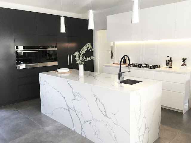 Moderne-Küche-in-Schwarz-Weiß-mit-Marmor-Insel-und-Beton-Boden