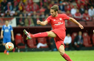 Arsenal eye Sevilla star Grzegorz Krychowiak