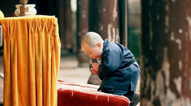 Biksu Cilik Dengan Gaya Unik | Berita Unik dan Lucu