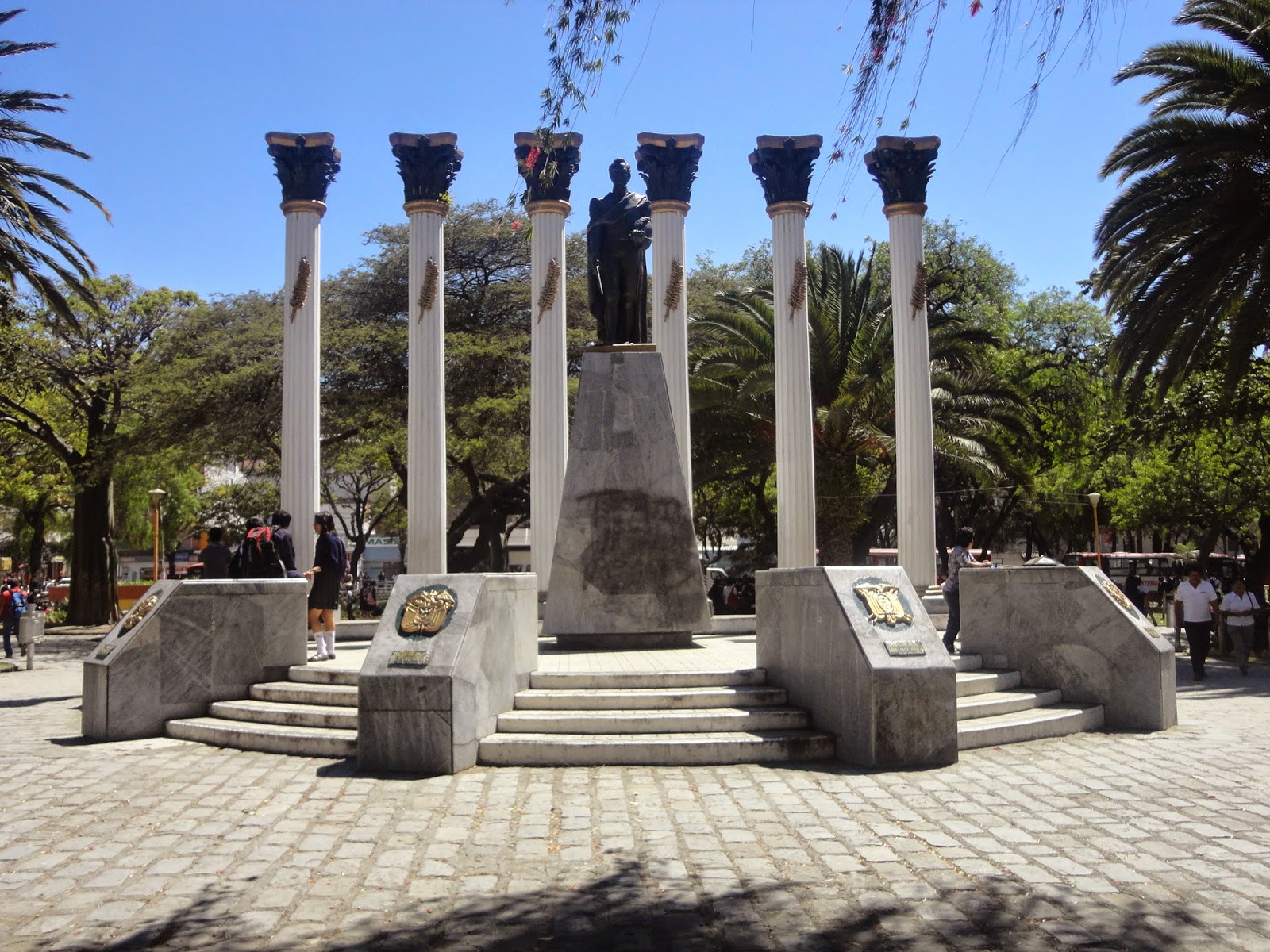 Monumentos destacados en la ciudad de Loja Monumento a Simón Bolívar Monumentos destacados en la ciudad de Loja Monumento a Simón Bolívar