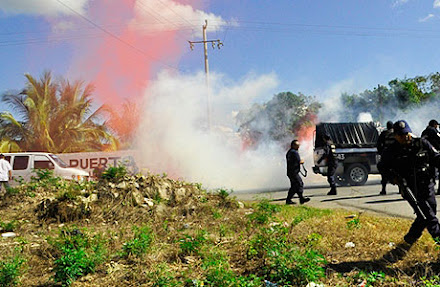 Policías estatales lanzan gas lacrimógeno para disolver trifulca entre transportistas de FCP
