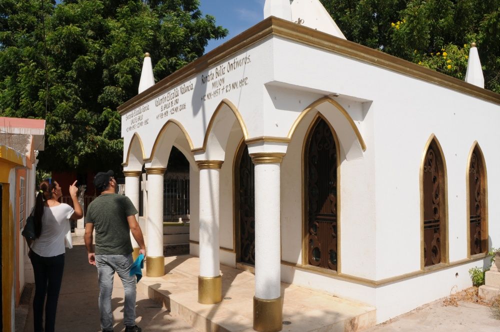 Así lucen las tumbas de los gruperos famosos en Sinaloa Valentín