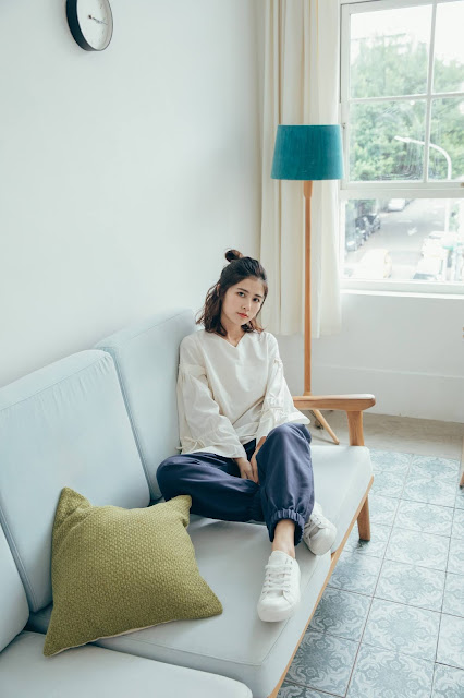 小屋夢鏡v領造型袖上衣-折光白