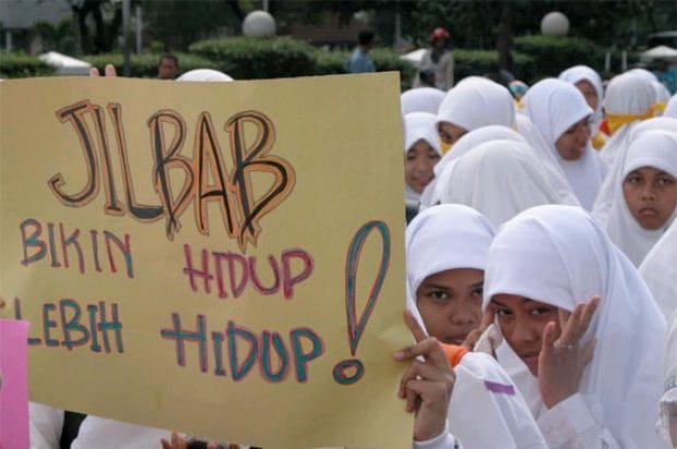 Ahok Samakan Jilbab dengan Kain Lap dan Larang Siswi Gunakan Hijab Ahok Samakan Jilbab dengan Kain Lap dan Larang Siswi Gunakan Hijab