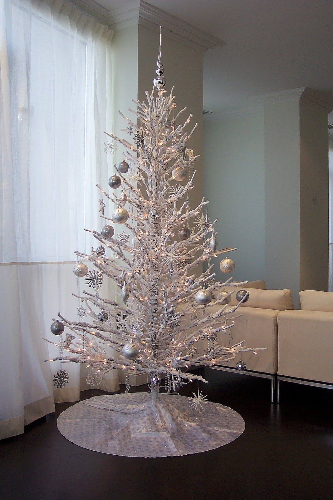 http://4.bp.blogspot.com/-MglifBWA6Tc/TvTx0Vq8ueI/AAAAAAAAATE/lqEOfKlYDN0/s1600/8_Christmas-tree-decorating-Christmas-tree-decorating-ideas-best-Christmas-tree-decorating-ideas.jpg