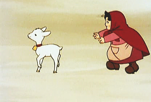 Mujer corriendo detrás de una oveja 