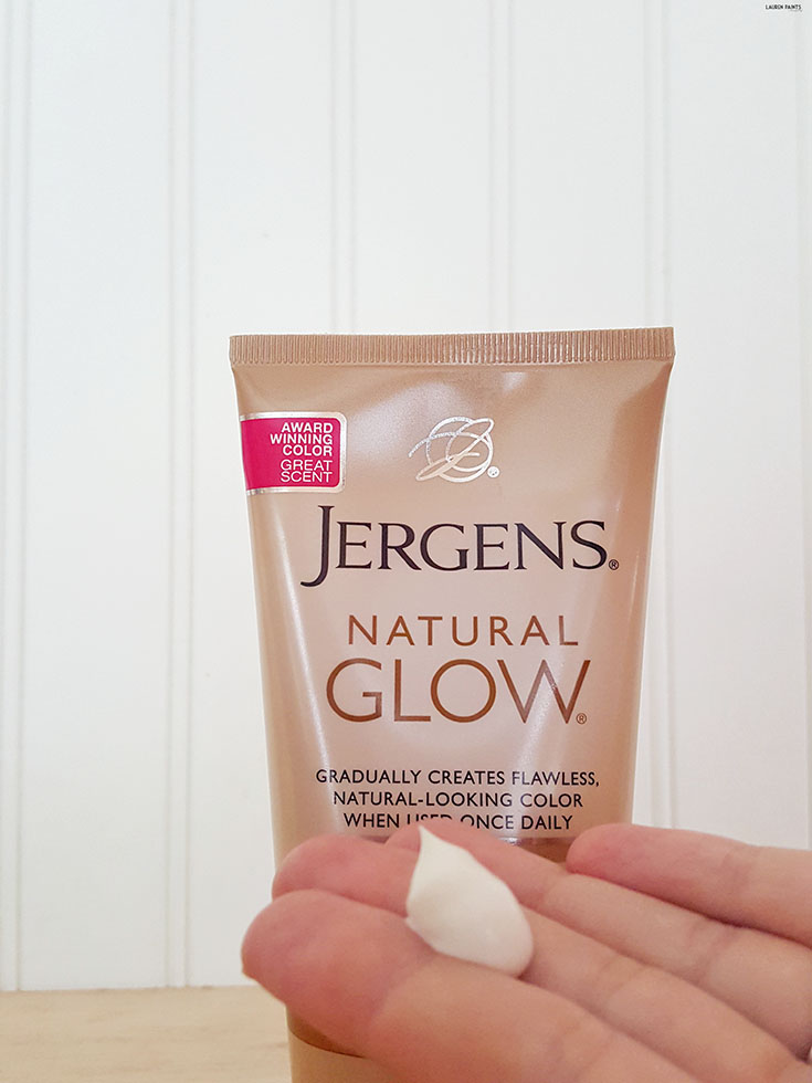 You no longer need the sun to look tan & have a summertime glow! Find out how I get my glowing, golden look from the comfort of my own home in mere minutes! #MyJergensGlow 