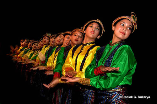 Kebudayaan dan Kesenian Indonesia: KEINDAHAN TARI SAMAN DI TENGAH ERA TARIAN  MODERN