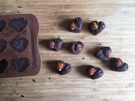 démouler les bonbons en chocolat