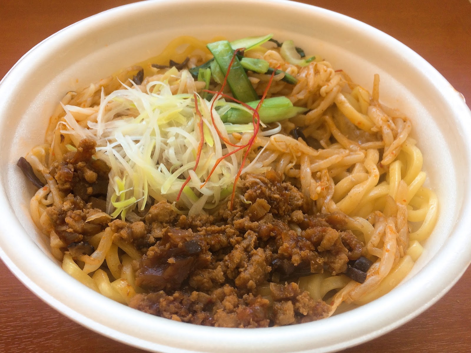 セブンイレブンの辛口汁なし担々麺18を実食レビュー 太麺が旨い コンビニ研究本部コンビニ麺調査室 コンビニ サラリーマン総研 最新コンビニグルメがわかるブログ