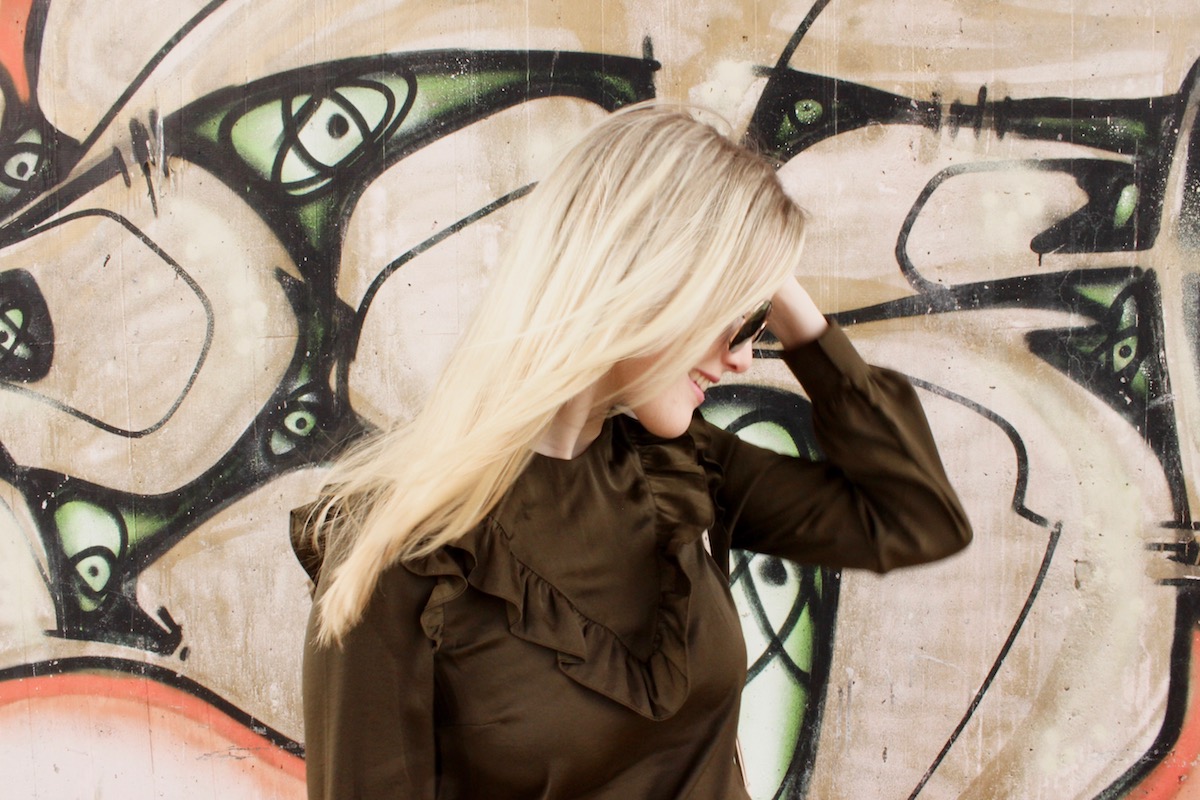 Outfit Fashionblogger Look Volants Volantbluse Stickerei bestickte Hose Khaki www.theblondelion.com Outfit Fashionblogger Look Volants Volantbluse Stickerei bestickte Hose Khaki www.theblondelion.com