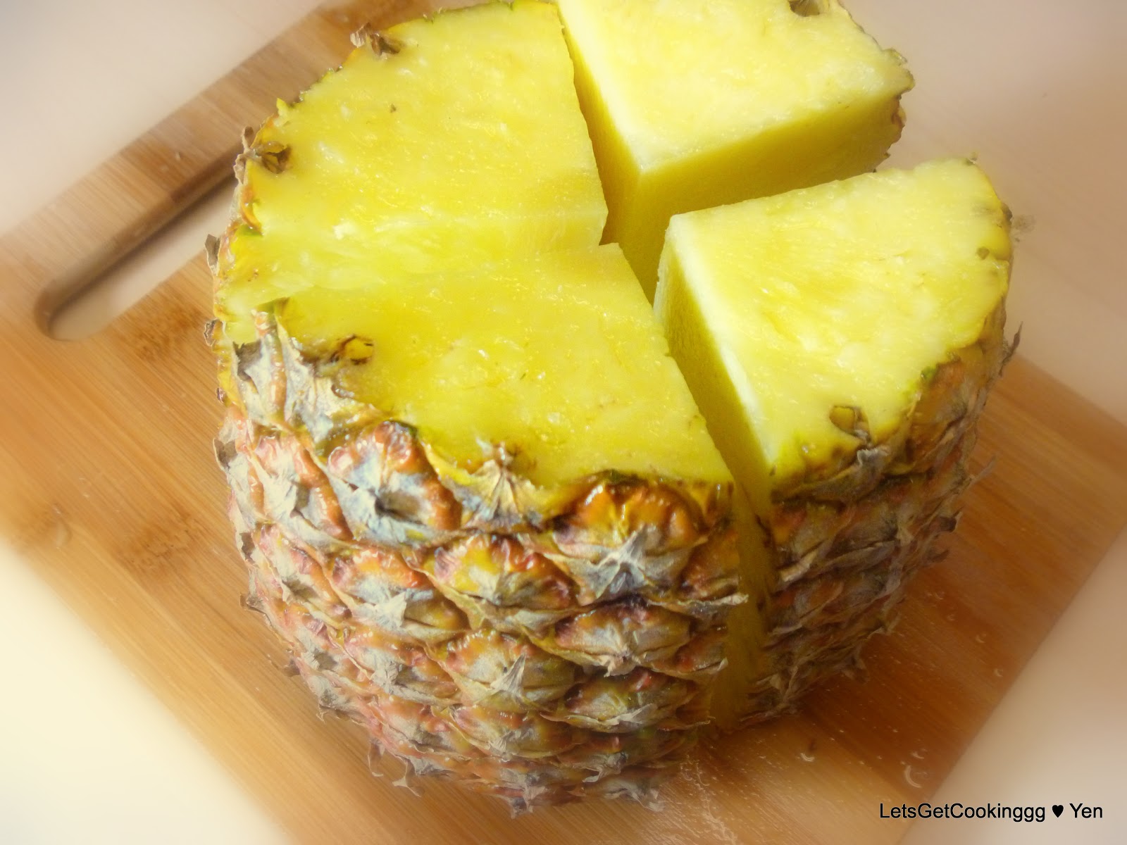 LetsGetCookinggg ♥ Yen How to Cut a Pineapple Method 2