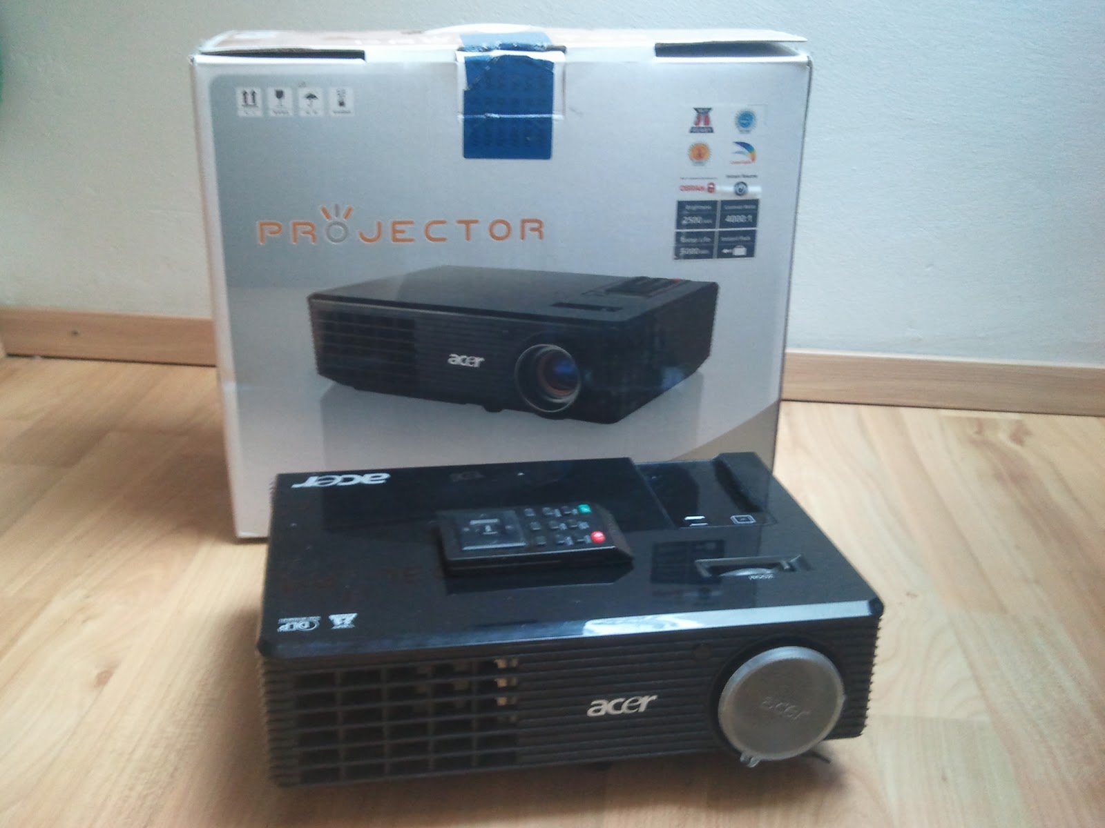 The ultimate unboxing experience!: Acer X110P DLP Video Beamer