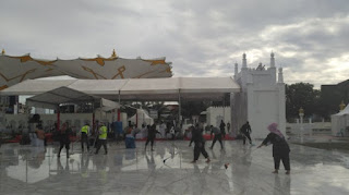 Lantai Pelataran Masjid Raya Tergenang, Petugas CS Kebut Bersihkan Air