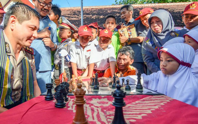 Siswi Kelas 1 SD Raih Juara Catur Tingkat Nasional Siswi Kelas 1 SD Raih Juara Catur Tingkat Nasional