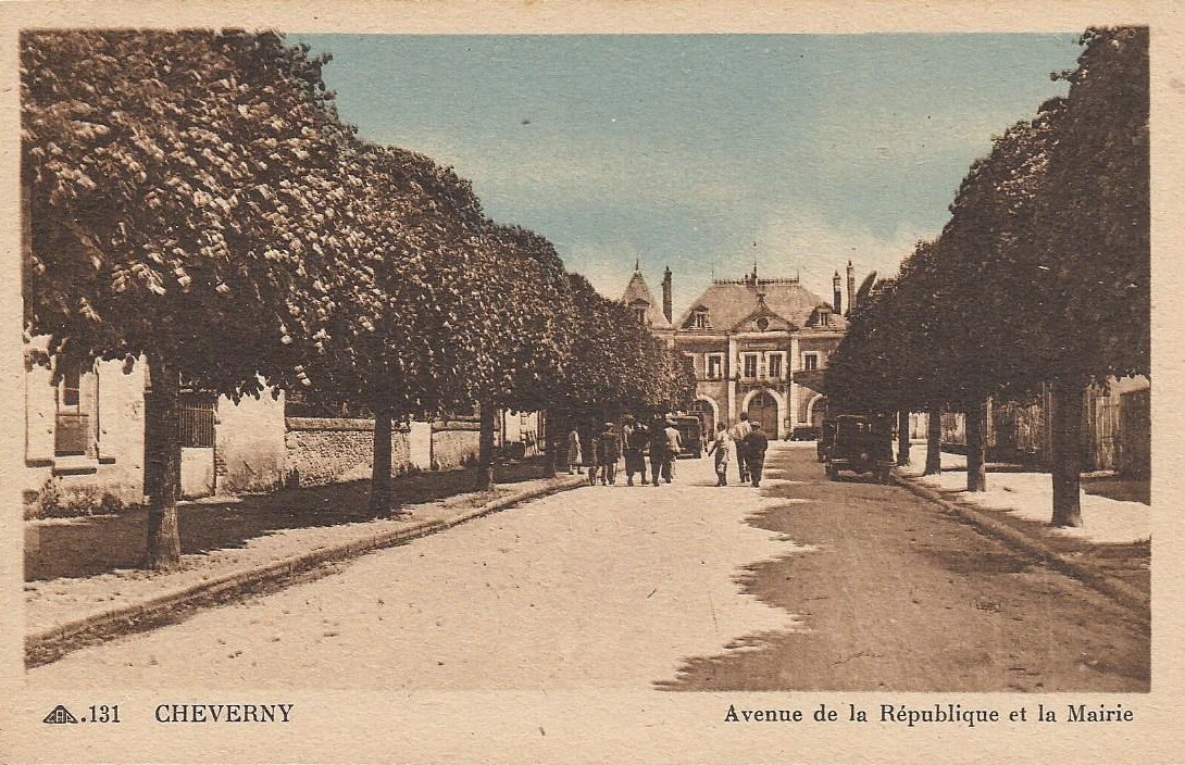 Aux abords de la Mairie - Cour-Cheverny