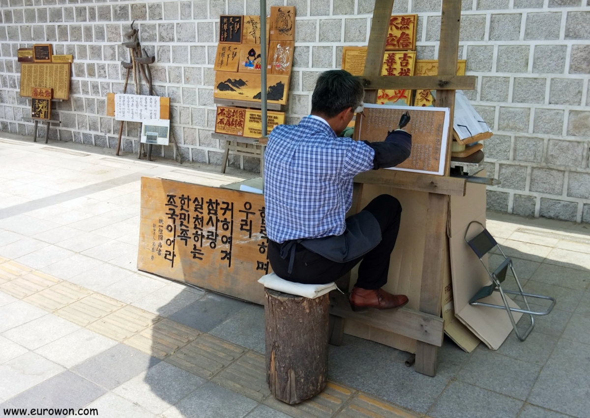 Artesano coreano manco haciendo grabados de madera en Seúl