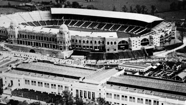 Стадион уэмбли старый. Старый Уэмбли. Уэмбли (1923). Национальный стадион на Уэмбли 1923 год. Уэмбли стадион старый.