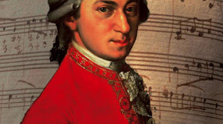 Biografi Bartolomeo Cristofori - Penemu Piano Biografi Bartolomeo Cristofori - Penemu Piano Piano adalah salah satu alat musik yang bisa menghasilkan alunan nada yang indah. Kalau anda pernah mendengarkan musik klasik karya Mozart, Bach, Beethoven, atau maestro musik klasik lainnya maka kamu dapat merasakan keindahan nada yang bisa dimainkan dari alat musik piano. Sampai saat ini pun piano masih digunakan untuk berbagai event musik. Apalagi piano tergolong alat musik yang cukup fleksibel, dalam arti piano bisa digunakan untuk berbagai jenis musik, mulai yang lembut sampai yang keras sekalipun. Nah tahukah kamu siapa orang yang telah berjasa menemukan alat musik piano? Orang yang disebut-sebut sebagai penemu piano adalah Bartolomeo Cristofori. Cristofori lahir di Padua, Italia pada 4 Mei 1655. Kehidupan masa kecilnya tidak banyak diketahui. Sebuah sumber hanya mengatakan bahwa Cristofori menimba ilmu dengan cara mengabdi pada Nikolo Amati yaitu seorang pembuat biola pada masa itu. Saat berusia 33 tahun atau tepatnya pada tahun 1688, Cristofori direkrut bekerja oleh Prince Ferdinando de Medici. Ferdinando adalah seorang pecinta musik yang merupakan pewaris Cosimo III, satu dari Grand Dukes of Tuscany. Saat itu Tuscany merupakan kerajaan otonom kecil di Italia. Cristofori bekerja dengan ulet dan rajin sehingga Ferdinando kagum dan