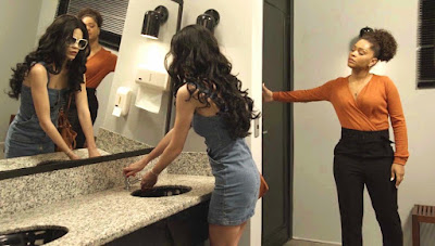 Renatinha (Juliana Alves) segue Kyra (Vitória Strada) até o banheiro, em 'Salve-se Quem Puder' — Foto: Globo