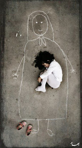 在伊拉克一個孤兒院，小女孩在地上畫了一個媽媽，她想像著躺在媽媽懷裡，然後睡著了～願這世上不再有災難，不再有戰爭，不再有骨肉分離。願我們珍惜所擁有的，並盡可能給予他人關愛，愛能融化苦難的冰山。