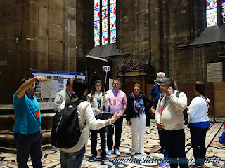 Grupo com guia de turismo no interior do Duomo de MIlão